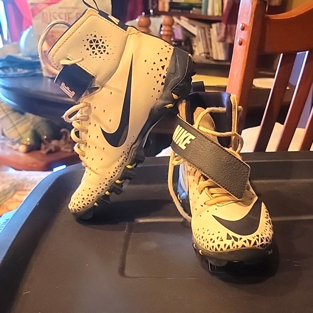 Children's sz 3.5 youth cleats.  Navy, white